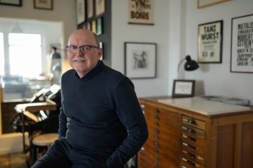 "Wie kann ich als Gestalter:in Dinge erschaffen, die eine KI eben nicht kann?" Prof. Axel Stiehler ist neuer Professor für Gestaltung an der Hochschule Bremerhaven