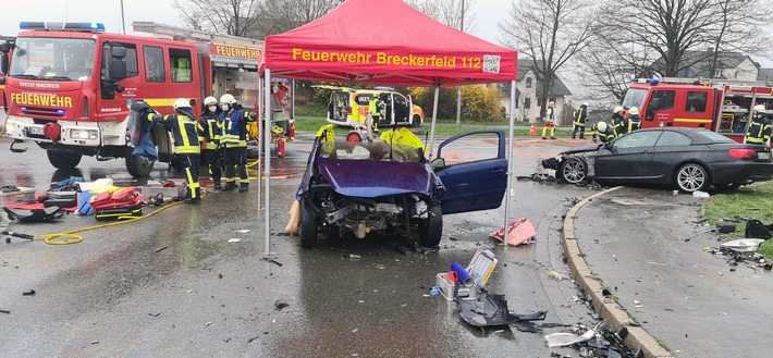 FW-EN: Schwerer Verkehrsunfall - mehrere Personen eingeklemmt