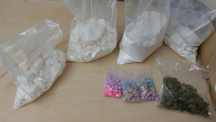 POL-E: Essen: Ziviler Einsatztrupp nimmt erneut Rauschgifthändler fest- Nach Observation finden die Beamten in Werden Marihuana, Kokain, Tabletten und andere Substanzen