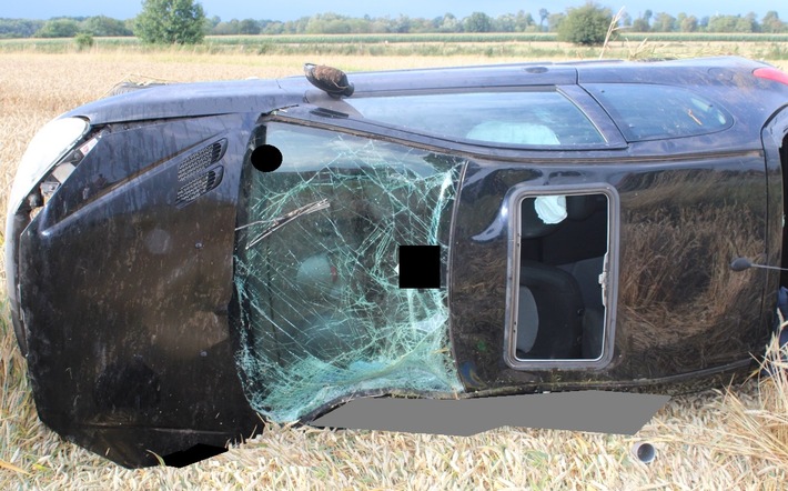 POL-MI: Auto überschlägt sich bei Alleinunfall