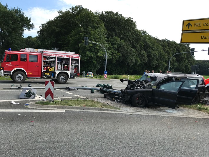 POL-COE: Nottuln, Darup, B 525/ Auto überfährt Ampel - Fahrer schwer, Beifahrer lebensgefährlich verletzt