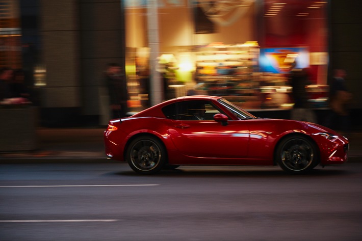 (Correzione: commercializzazione) / Presentata in anteprima svizzera al salone Auto Zürich:Mazda MX-5 RF / La coupé fastback con tetto retrattile a partire da 30&#039;500 franchi