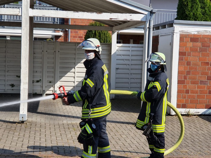 FW-WRN: FEUER_1 - LZ1 - Bunsenbrenner hat ein Kleinfeuer verursacht, lässt sich nicht ausschalten