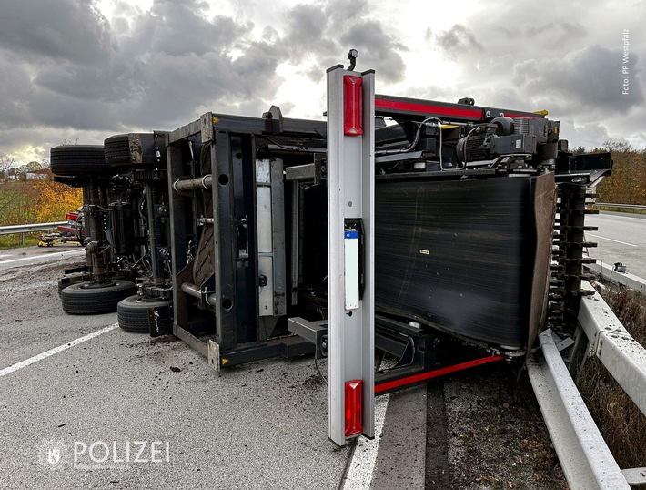 POL-PDKL: Sattelzug kollidiert mit der Schutzplanke - Autobahn voll gesperrt