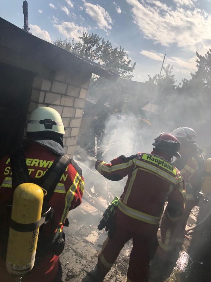 FW Düren: Gartenhaus im Vollbrand