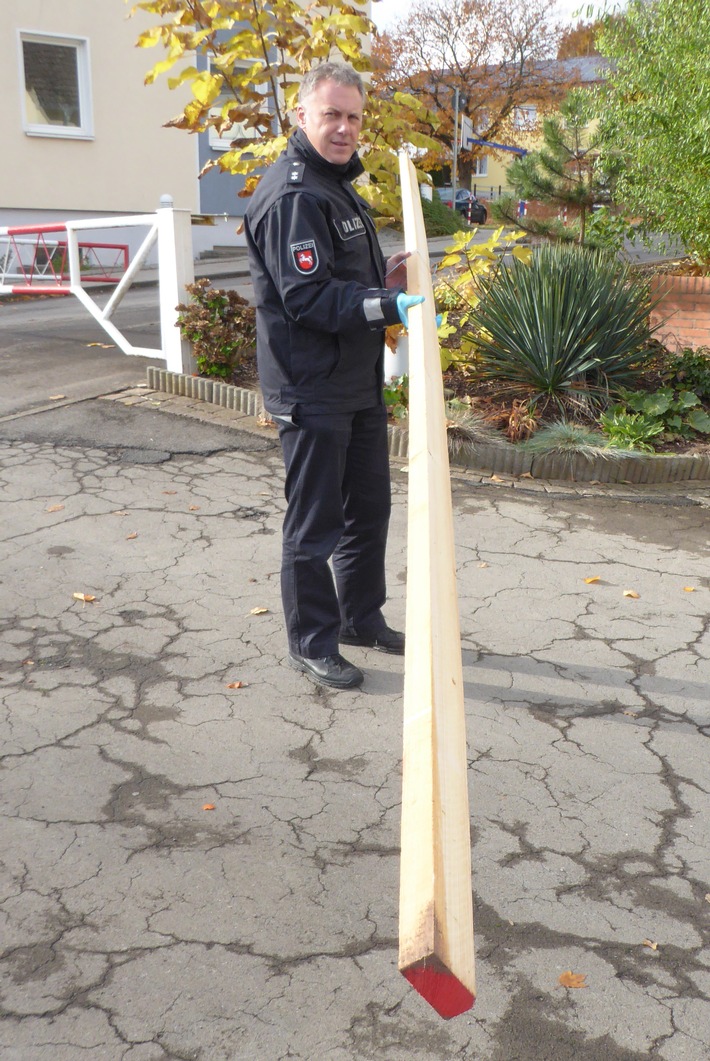 POL-HM: Einbruch in Jugendhilfeeinrichtung - Tresor abtransportiert - Holzlatten zurückgelassen