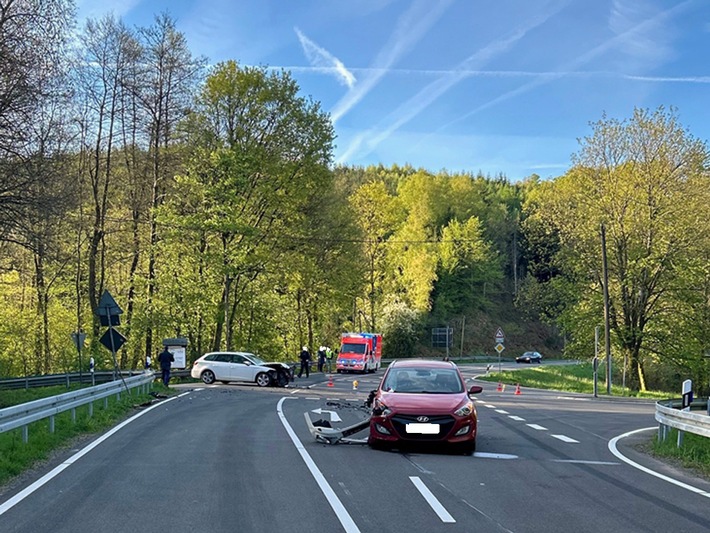 POL-GM: Unfall im Einmündungsbereich