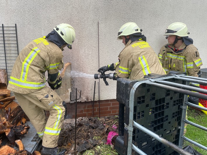 FW Lehrte: Holzstapel brennt und Kind in Not