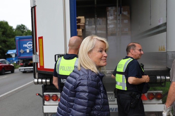POL-RE: Schwergewichte im Blick - Polizei kontrolliert LKW und Busse