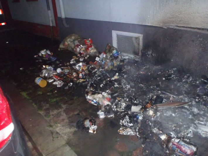 POL-PDWO: Brand von Müllsäcken