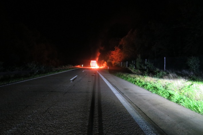 POL-DEL: Autobahnpolizei Ahlhorn: Fahrzeugbrand auf der Autobahn 29 im Bereich Emstek +++ Sperrung im Ahlhorner Dreieck erforderlich