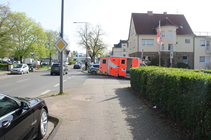 POL-RBK: Bergisch Gladbach - Weißer SUV nach Unfallflucht auf der Mülheimer Straße gesucht