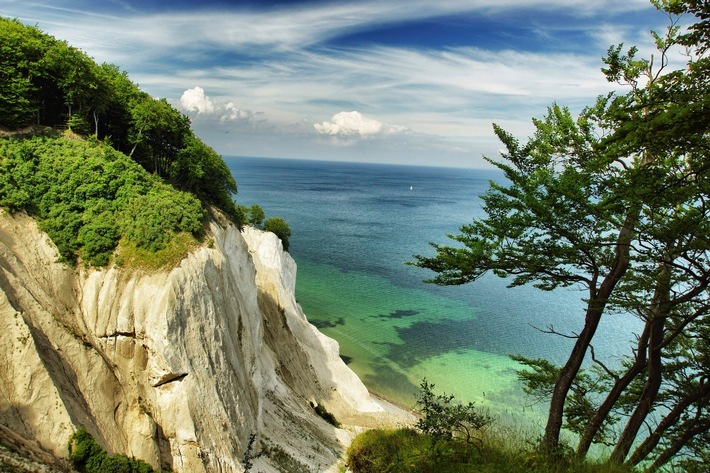 Eine Umfrage zum Sommerurlaub sagt: Die Ostseeküste ist beliebt bei den deutschen Urlaubern. Foto: Insel Rügen. Weiterer Text über ots und www.presseportal.de/nr/22265 / Die Verwendung dieses Bildes ist für redaktionelle Zwecke honorarfrei. Veröffentlichung bitte unter Quellenangabe: "obs/LichtBlick SE/LichtBlick/Adobe Stock/olafler"