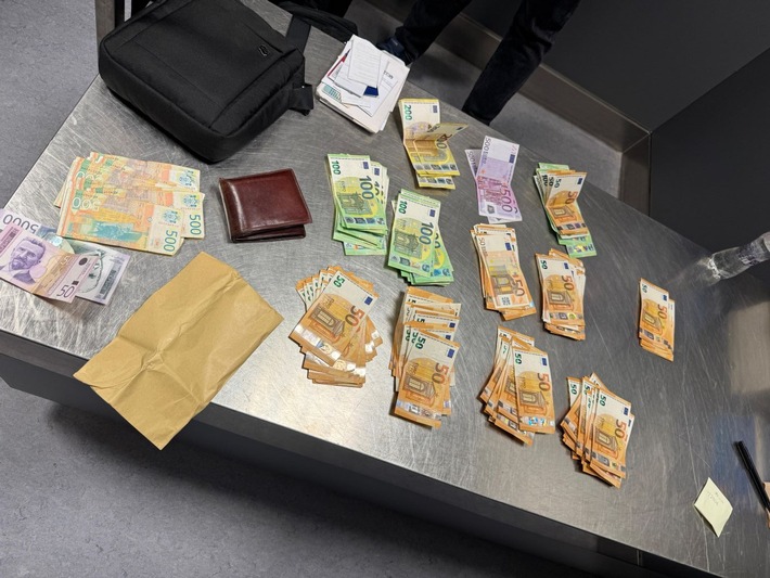 HZA-UL: Flughafen-Zoll stoppt zwei Serben mit Bargeld