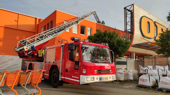 FW Celle: Rauchentwicklung in Celler Baumarkt