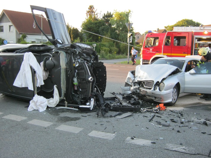 FW Dinslaken: Verkehrsunfall mit eingeklemmten Personen
