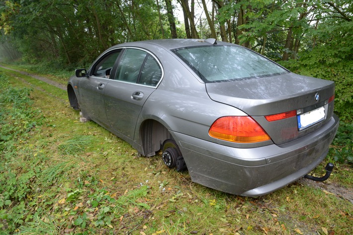 POL-HOL: Einbruch in Autocenter Eschershausen: Einbrecher entwendeten 7er BMW und demontierten anschließend alle vier Räder - Fahrzeug auf Feldweg ohne Räder stehen gelassen -