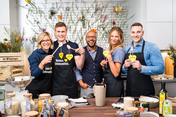 Fruchtig vs. kernig: EDEKA lässt Kunden und Fans entscheiden / Welcher wird der offizielle Team Deutschland-Riegel? 
Bis zum 25. August können EDEKA-Kunden und Sport-Fans auf www.edeka.de/haferbar entscheiden, welcher der offizielle Team Deutschland-Riegel werden soll. 
Mit vier Top-Athleten vom Olympia Team Deutschland hat EDEKA zwei verschiedene - so genannte - Haferbars kreiert. #teamfruchtig sind Beachvolleyball-Olympiasiegerin Laura Ludwig und der Olympia-Vize im Rudern Hannes Ocik. #teamkernig bildet sich aus Beachvolleyballerin Maggie Kozuch und Johannes Vetter, Weltmeister im Speerwurf. Gewinnen und der offizielle Team Deutschland-Riegel werden kann nur eine Haferbar-Sorte. Dieser Riegel kommt Anfang 2020 in die EDEKA-Regale und begleitet EDEKA, Team Deutschland und alle Fans auf dem Weg nach Tokio. Weiterer Text über ots und www.presseportal.de/nr/51907 / Die Verwendung dieses Bildes ist für redaktionelle Zwecke honorarfrei. Veröffentlichung bitte unter Quellenangabe: "obs/EDEKA/Ulrich Schaarschmidt"