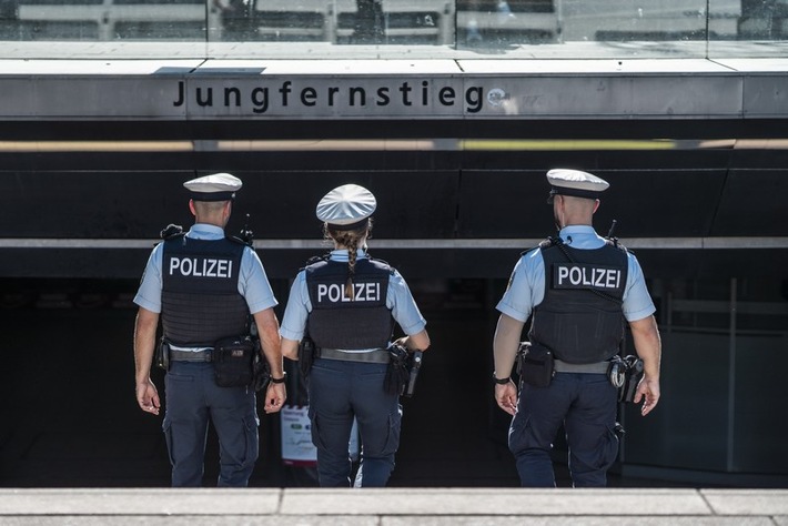 BPOL-HH: Aggressor attackiert RTW-Sanitäter und Bundespolizisten an Hamburger S-Bahnstation- Bundespolizist bedroht und angespuckt-