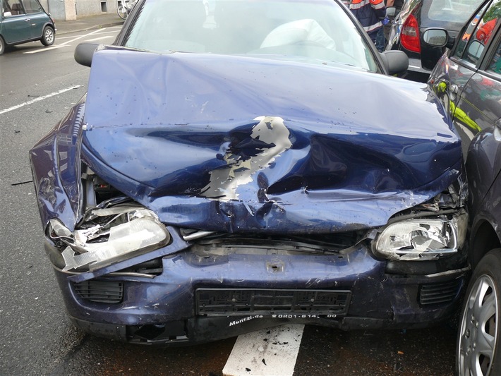 POL-DN: Fünf beschädigte Autos und ein Leichtverletzter