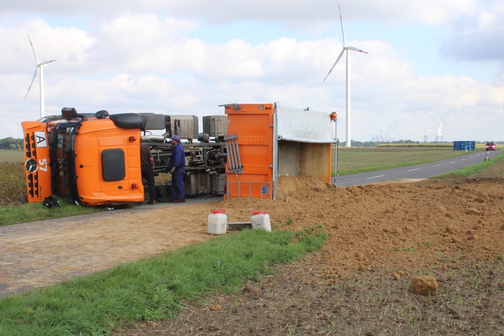 POL-DN: Mit Sand beladener LKW kippt um