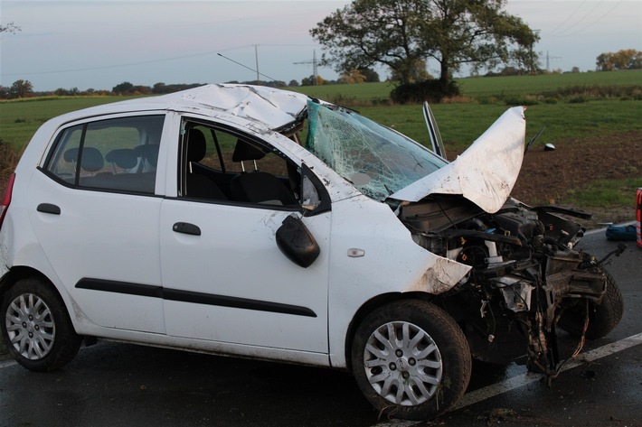 POL-MI: Auto überschlägt sich bei Unfall