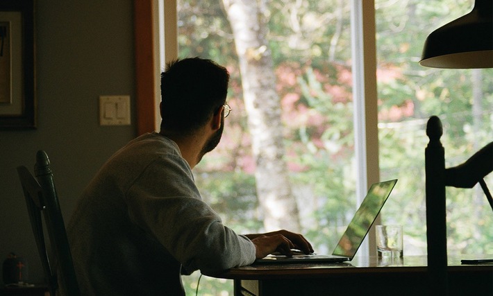 BLOGPOST Einsamkeit im Home-Office: Wie die Pandemie Kommunikation verändert