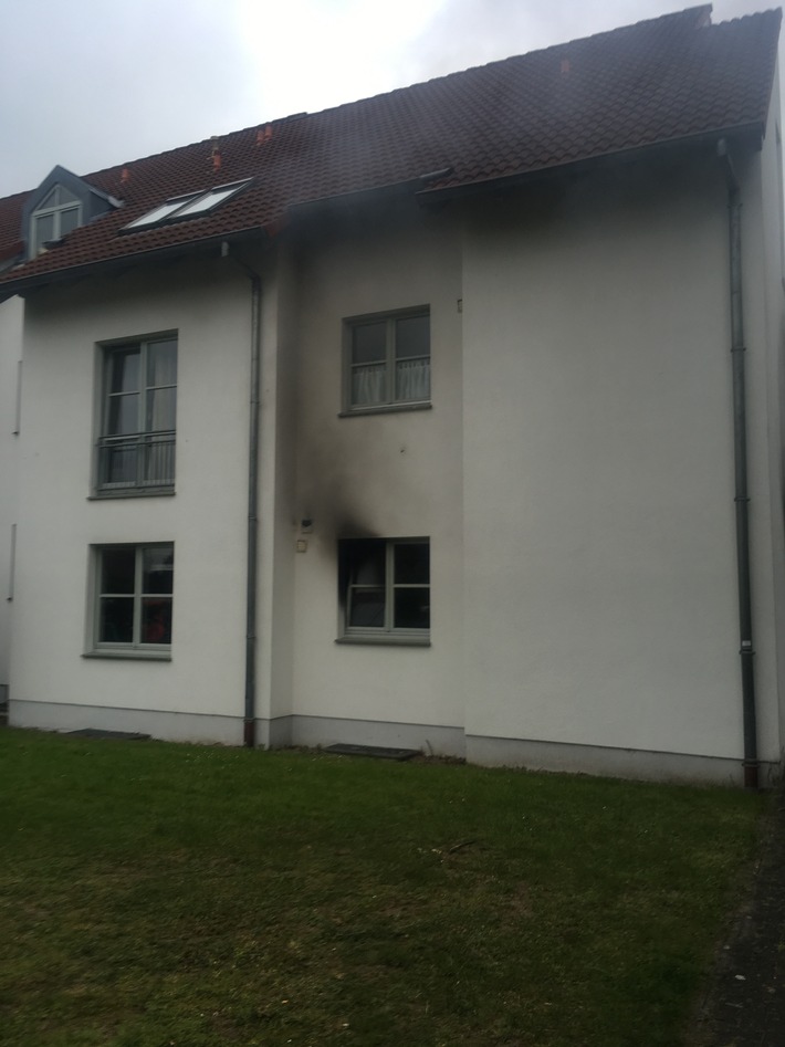 FW Lage: Feuer 3 / Zimmerbrand in einem Mehrfamilienhaus - 16.05.2019 - 15:38 Uhr