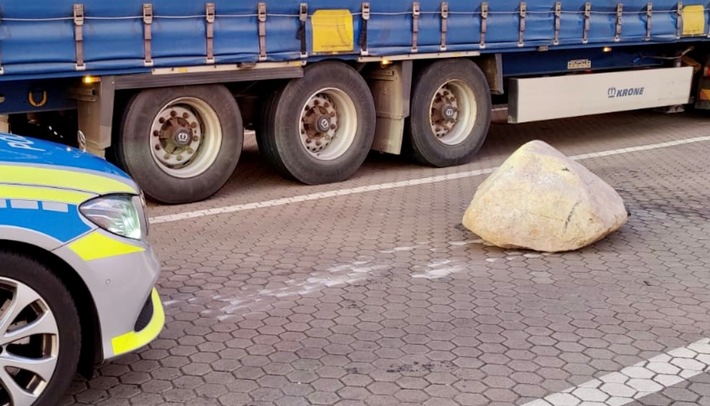 POL-ROW: ++ Fundstück der Woche - Lkw schleift großen Findling mit ++