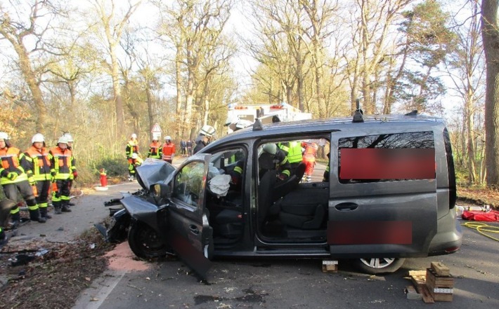 POL-ROW: ++ Schwerer Verkehrsunfall auf der B 74 bei Bremervörde: Zwei Personen verletzt ++