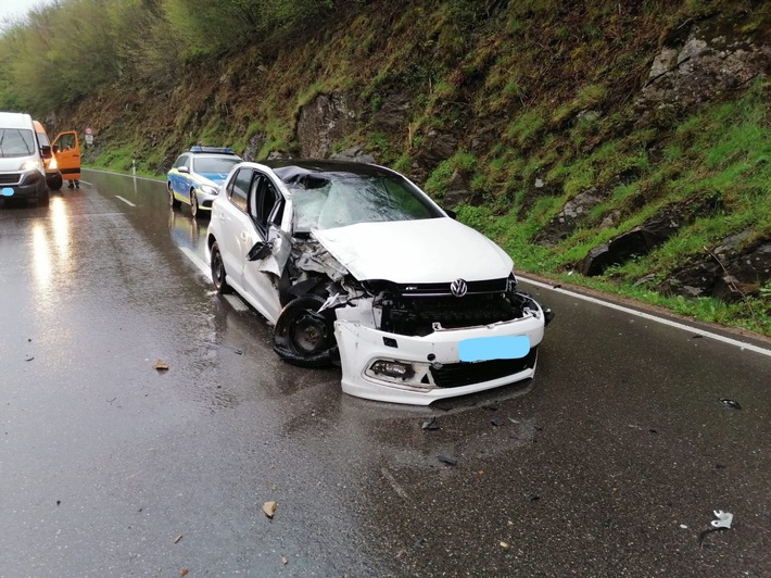 POL-FR: Landkreis Lörrach / Gemarkung Zell: Felssturz verursacht Unfall - eine Leichtverletzte - Totalschaden