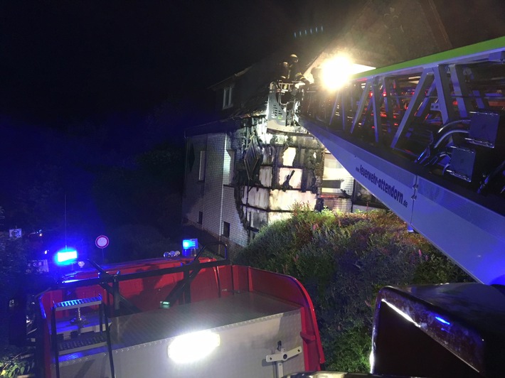 FW-OE: Brandausbreitung verhindert / Fassade brennt an Wohngebäude in Attendorn-Beukenbeul