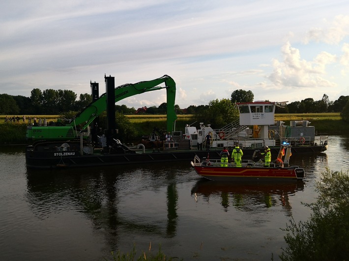 POL-NI: Bei Fotoaufnahmen rollt ungesicherter Pkw in die Weser und versinkt