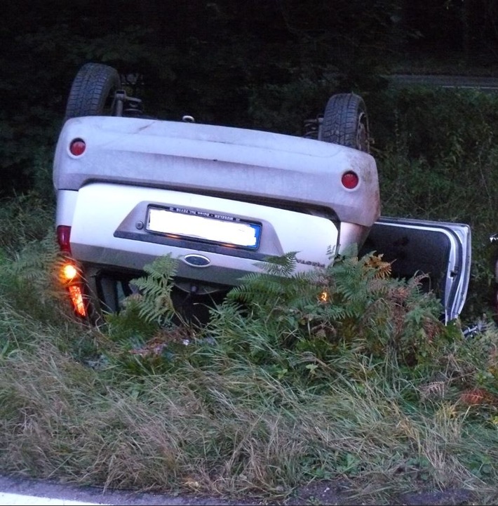 POL-AC: Alleinunfall in der Eifel - Pkw im Graben - Fahrer wird schwer verletzt