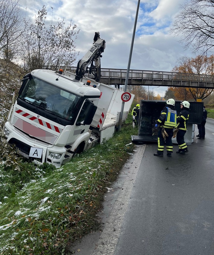 POL-MK: Lkw-Kran stößt gegen Fußgängerbrücke