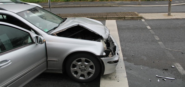 POL-HA: Zwei Autofahrer bei Verkehrsunfall in Hagen leicht verletzt