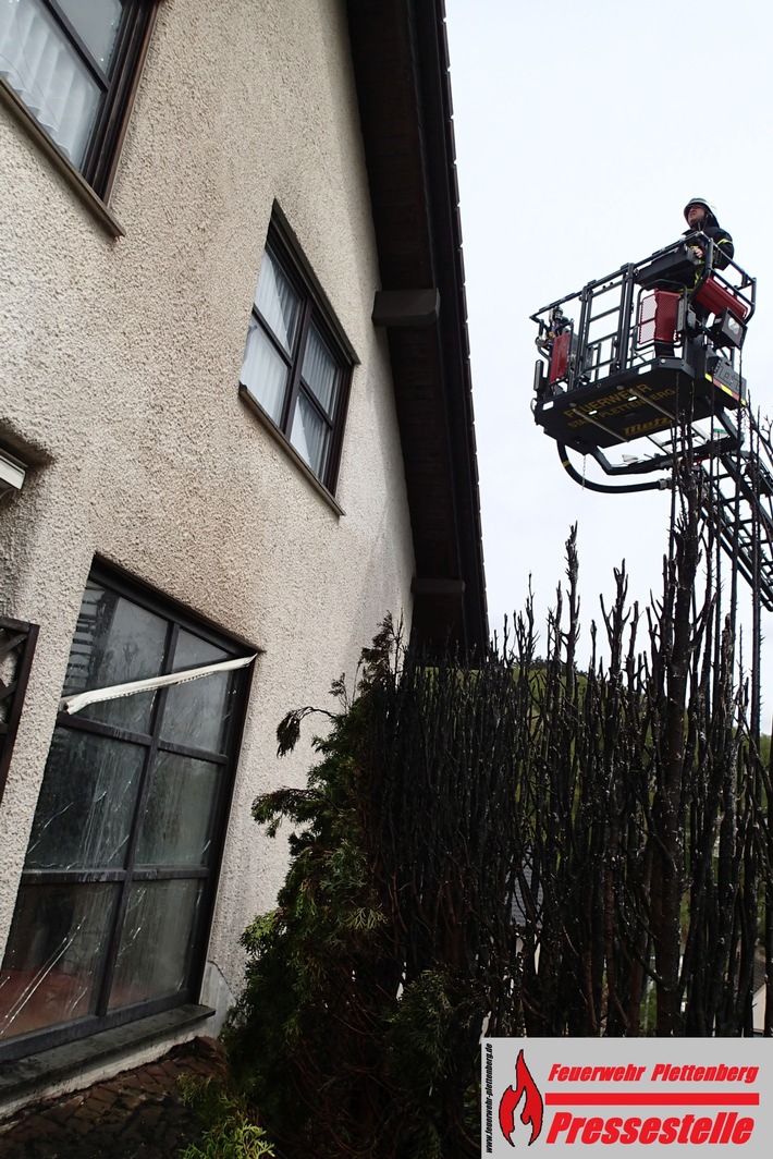 FW-PL: OT-Eiringhausen. Unkrautverbrennung führt fast zu Wohnhausbrand. Feuerwehr kann Übergreifen des Brandes in letzter Minute verhindern.