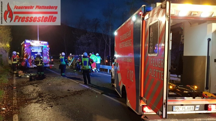 FW-PL: PKW auf Seite. Feuerwehr rettet schwer Verletzte aus Fahrzeug.