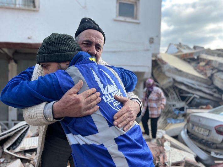 Ein Helfer von Islamic Relief umarmt einen Überlebenden in der Türkei am Tag nach der Zerstörung (Copyright Islamic Relief). / Weiterer Text über ots und www.presseportal.de/nr/50131 / Die Verwendung dieses Bildes für redaktionelle Zwecke ist unter Beachtung aller mitgeteilten Nutzungsbedingungen zulässig und dann auch honorarfrei. Veröffentlichung ausschließlich mit Bildrechte-Hinweis.