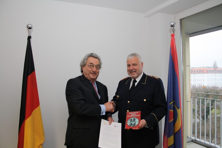 Wirtschaft und Feuerwehr besiegeln Kooperation / Gemeinsame Erklärung von DFV-Präsident Kröger und Arbeitgeberpräsident Hundt (mit Bild)