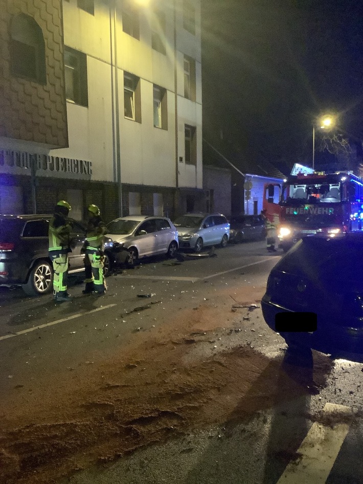 FW-OB: Verkehrsunfall mit mehreren beteiligten Fahrzeugen am frühen Morgen