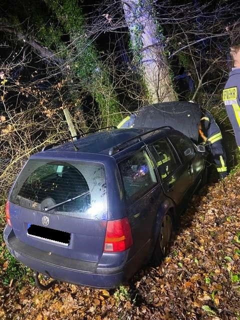 POL-CUX: Verkehrsunfall in Geestenseht - Fahrer flüchtet (Lichtbild in der Anlage)