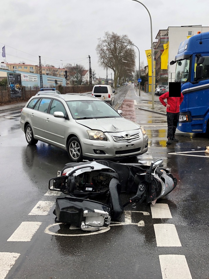 POL-PDWO: Worms - Rollerfahrer bei Frontalzusammenstoß schwer verletzt