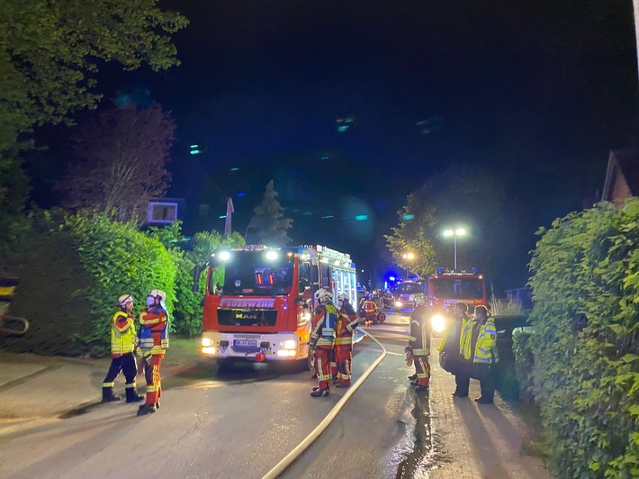 FW-OH: Gronenberg, Gemeinde Scharbeutz, Kreis OH: Wohnungsbrand mit schwerverletzter Person in Gronenberg Ausgedehnter Wohnungsbrand fordert Feuerwehren - 100 Einsatzkräfte vor Ort.