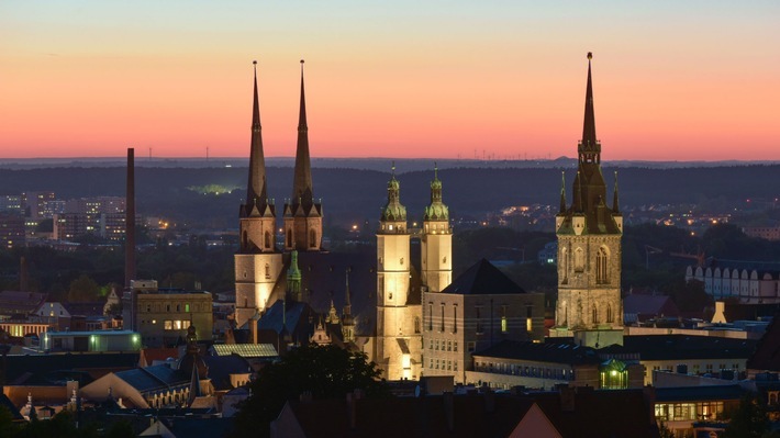 Marktkirche bei Nacht - Halle (S.) // © David Köster / Staatskanzlei / Tag der Deutschen Einheit 2021 - Multimedia- und Drohnenshow zum Abschluss des Nationalfeiertages/ Weiterer Text über ots und www.presseportal.de/nr/157804 / Die Verwendung dieses Bildes ist für redaktionelle Zwecke unter Beachtung ggf. genannter Nutzungsbedingungen honorarfrei. Veröffentlichung bitte mit Bildrechte-Hinweis.