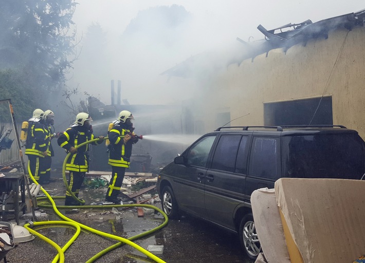 FW-GE: Explosion in Gelsenkirchen Resse sorgt für Großeinsatz von Feuerwehr und THW / Eine tote Person nach Explosion in Gelsenkirchen Resse.