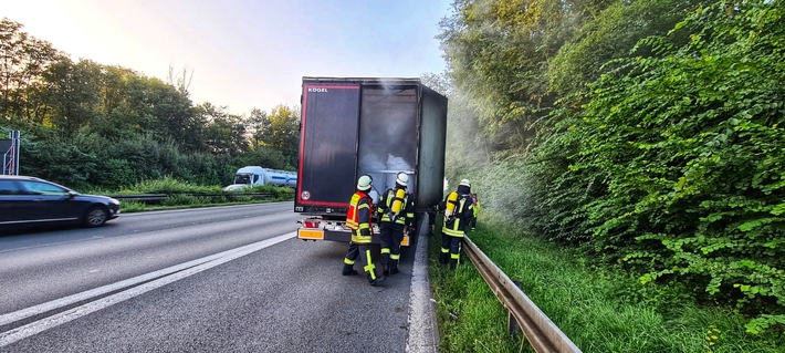 FW-WRN: FEUER_2 - LZ1 - brennt LKW auf Seitenstreifen