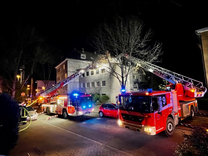 FW-E: Wohnungsbrand im zweiten Obergeschoss eines Mehrfamilienhauses, Mieter rettet sich mit Sprung aus dem Fenster.