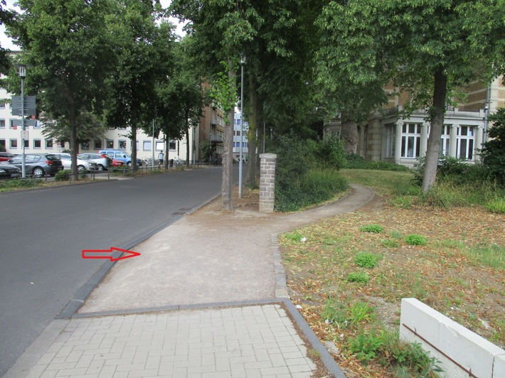 POL-RBK: Bergisch Gladbach - 55-Jährige als Fußgängerin von einem Fahrrad angefahren und verletzt