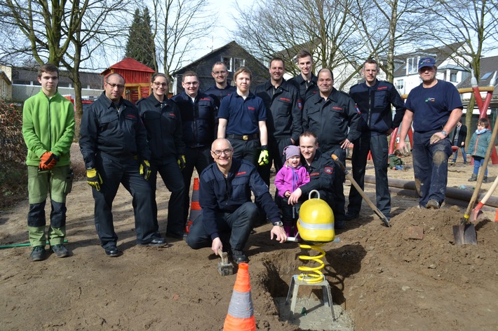 FW Mettmann: Feuerwehrspielplatz in Mettmann wird vervollständigt/
Förderverein und Vertreter der Kreissparkasse weihen "Wackelhelm" ein.